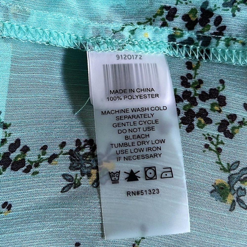 NWOT Vince Camuto teal green floral flutter sleeve top - Picture 7 of 7